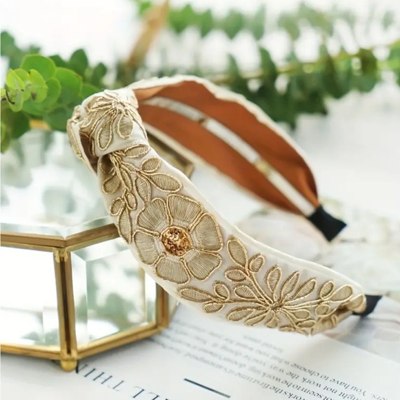 Beige Vintage Style Floral Knotted Headband - Picture 2 of 4